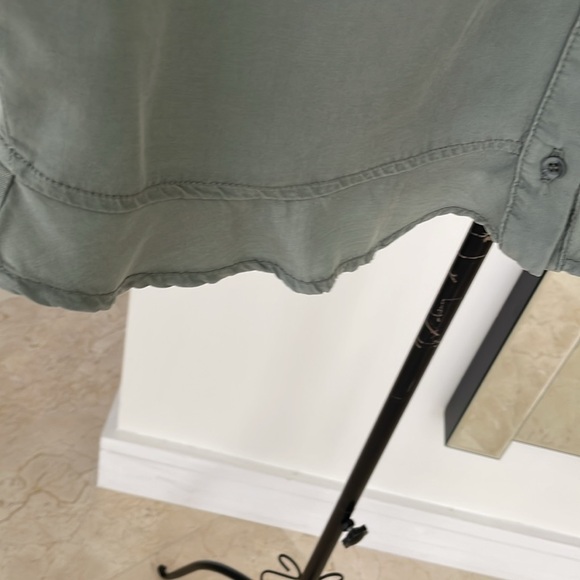 NWT BELLA DAHL RUFFLE SLEEVELESS BUTTON UP TANK - Picture 4 of 9